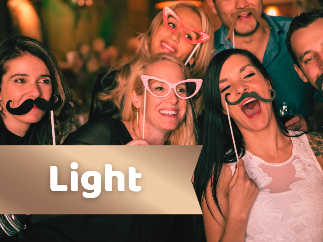 Light Paket Gruppe von Menschen mit Spaß, bunte Accessoires und lächelnde Gesichter in einer festlichen Umgebung.