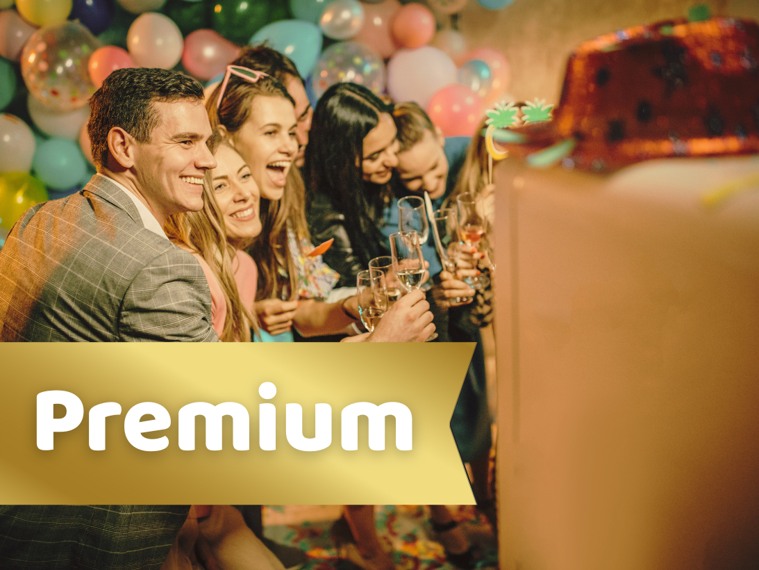 Premium Paket Eine Gruppe von fröhlichen Menschen feiert mit Geschenken und Ballons.